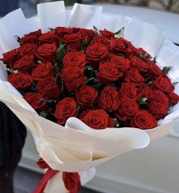 51 червона троянда 80см в білому оформлені