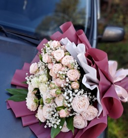 9 гілочок кущової троянди 