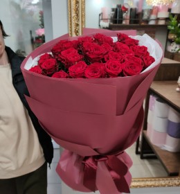 25шт червоні троянди 70см