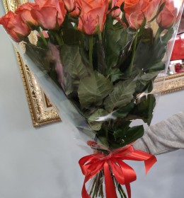 15 коралових троянд 60см