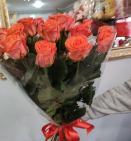 15 коралових троянд 60см
