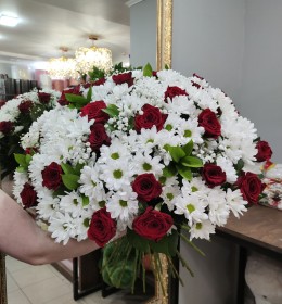 мікс троянд з хризантемами