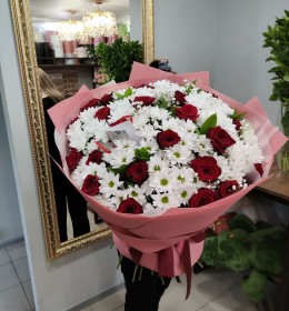 мікс троянд з хризантемами